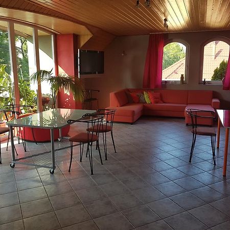 Szigeti Apartmanhaz Печ Екстериор снимка
