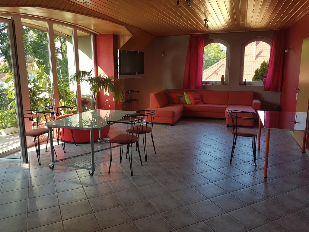 Szigeti Apartmanhaz Печ Екстериор снимка