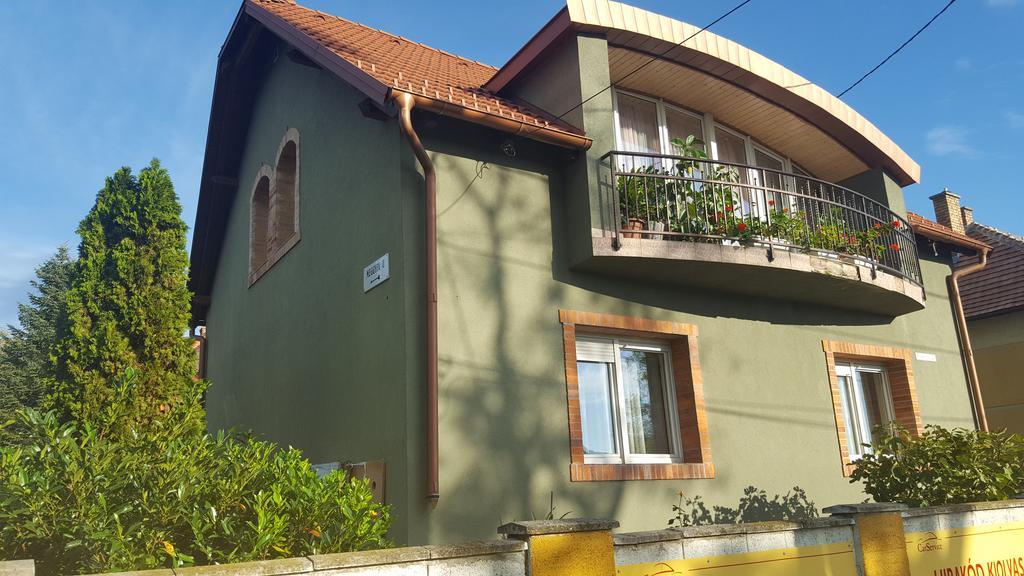 Szigeti Apartmanhaz Печ Екстериор снимка